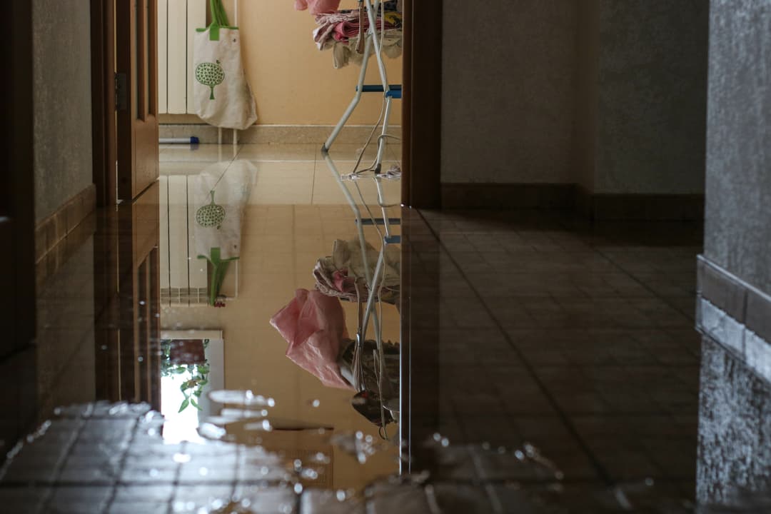 Nowe przepisy ustawy powodziowej 2025 – co musi wiedzieć zarządca nieruchomości. Na zdjęciu: pomieszczenie zalane podczas powodzi.