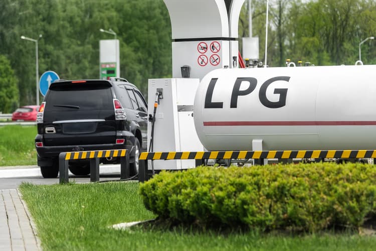 Czy wymiana zbiornika LPG na stacji paliw wymaga pozwolenia na budowę lub zgłoszenia