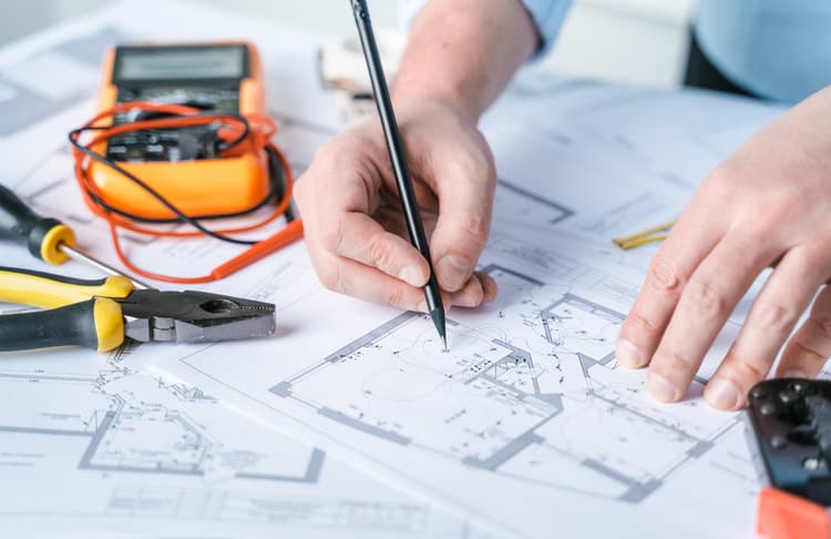 Technik gospodarki nieruchomościami jako nowy zawód. Na zdjęciu: biurko osoby zajmującej się nieruchomościami.