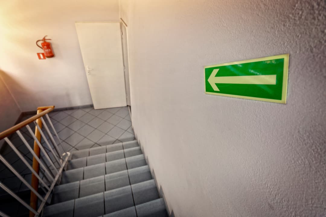 Jak ogień zachowuje się w budynku i co utrudnia skuteczną ewakuację