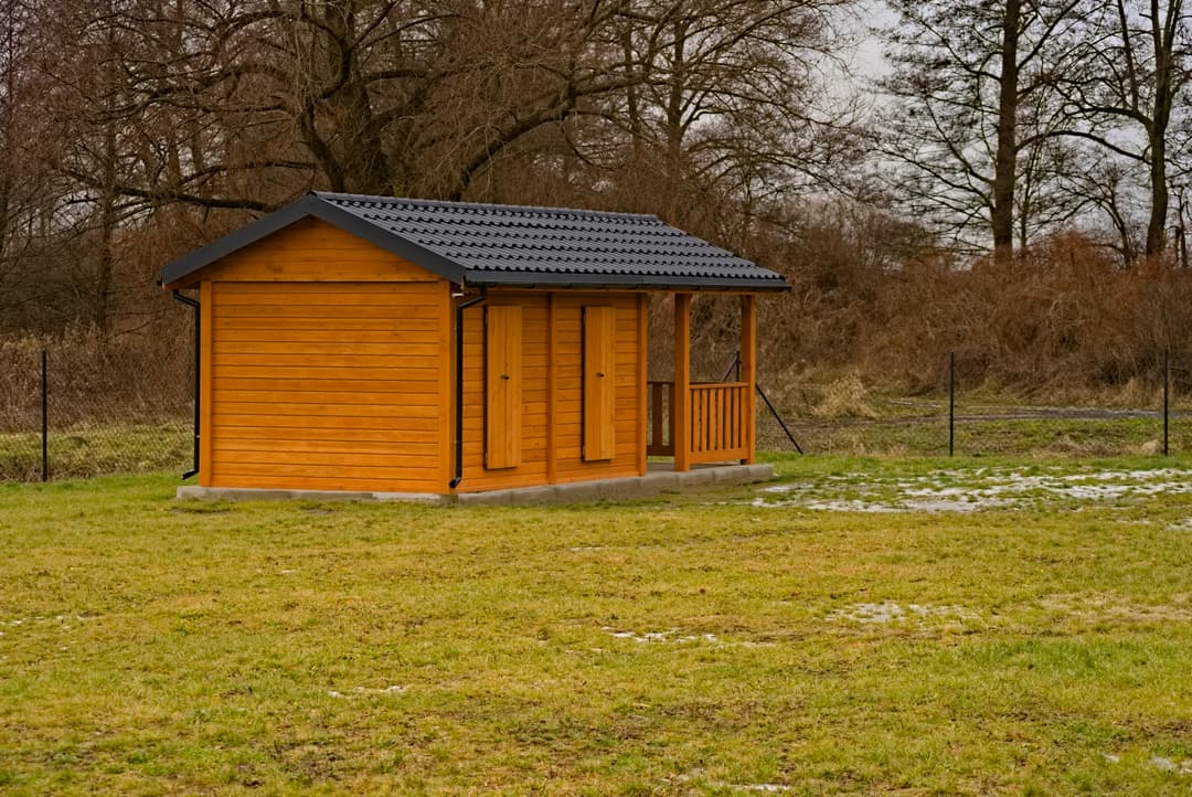 Wiata, altana, basen – kiedy potrzebujesz pozwolenia, a kiedy nic nie zgłaszasz