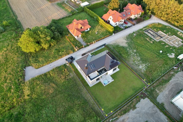 Kiedy działka ma dostęp do drogi publicznej
