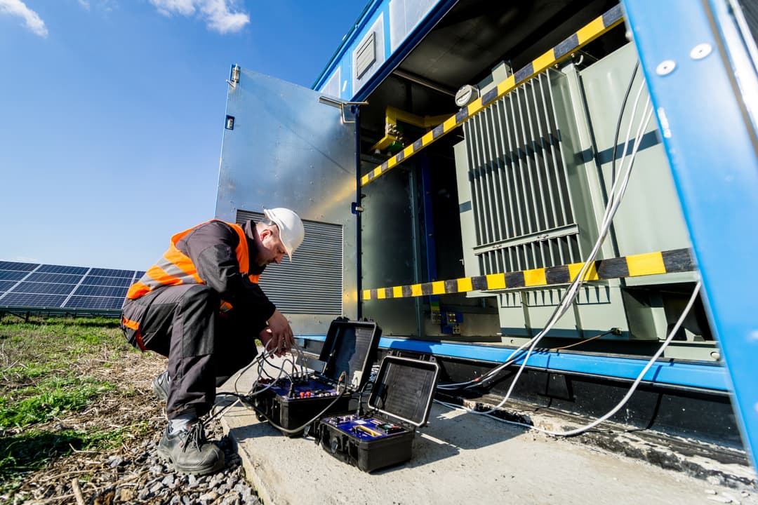 Magazyny energii pochodzącej z OZE a Prawo budowlane. Na zdjęciu: elektryk i magazyn energii.