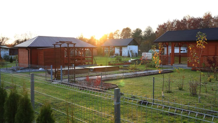 Gdzie postawić wiatę, parking i śmietnik Odległości, które trzeba znać