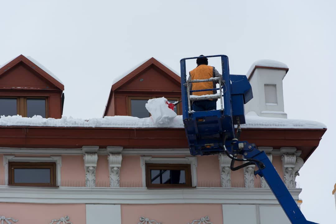 Nieodśnieżony budynek to realne ryzyko