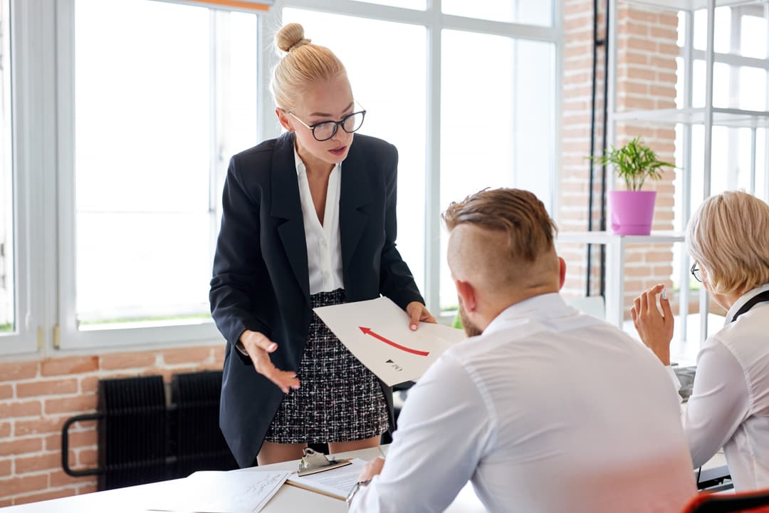 Odpowiedzialność członków zarządu za obrażanie i pomawianie mieszkańców
